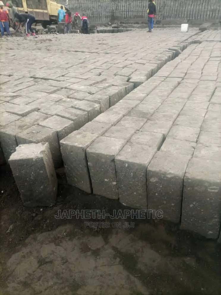 Ndarugo Machine Cuts Stones•