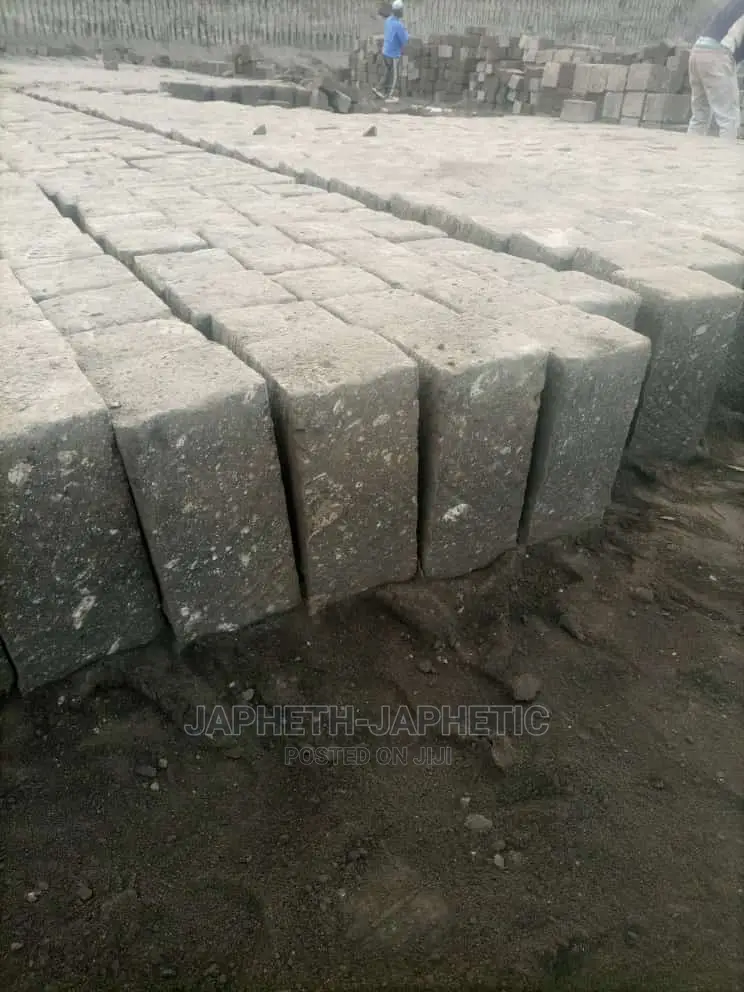 Ndarugo Machine Cuts Stones•