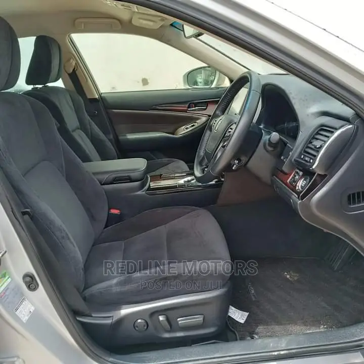 Toyota Crown 2016 Silver
