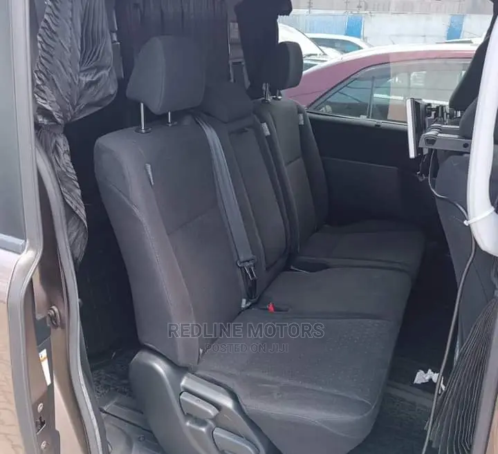 Toyota Noah 2.0 AWD (7 Seater) 2016 Brown