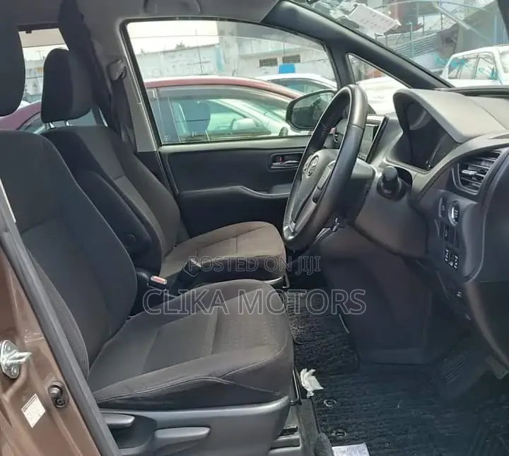 Toyota Noah 2.0 AWD (7 Seater) 2016 Brown