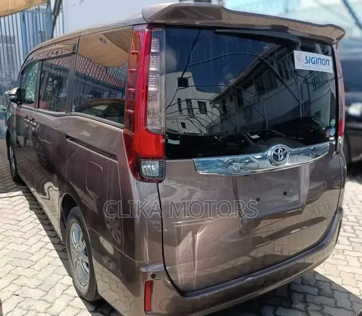 Toyota Noah 2.0 AWD (7 Seater) 2016 Brown
