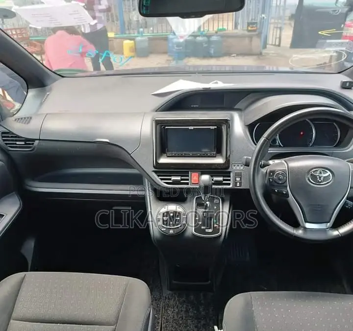 Toyota Noah 2.0 AWD (7 Seater) 2016 Brown
