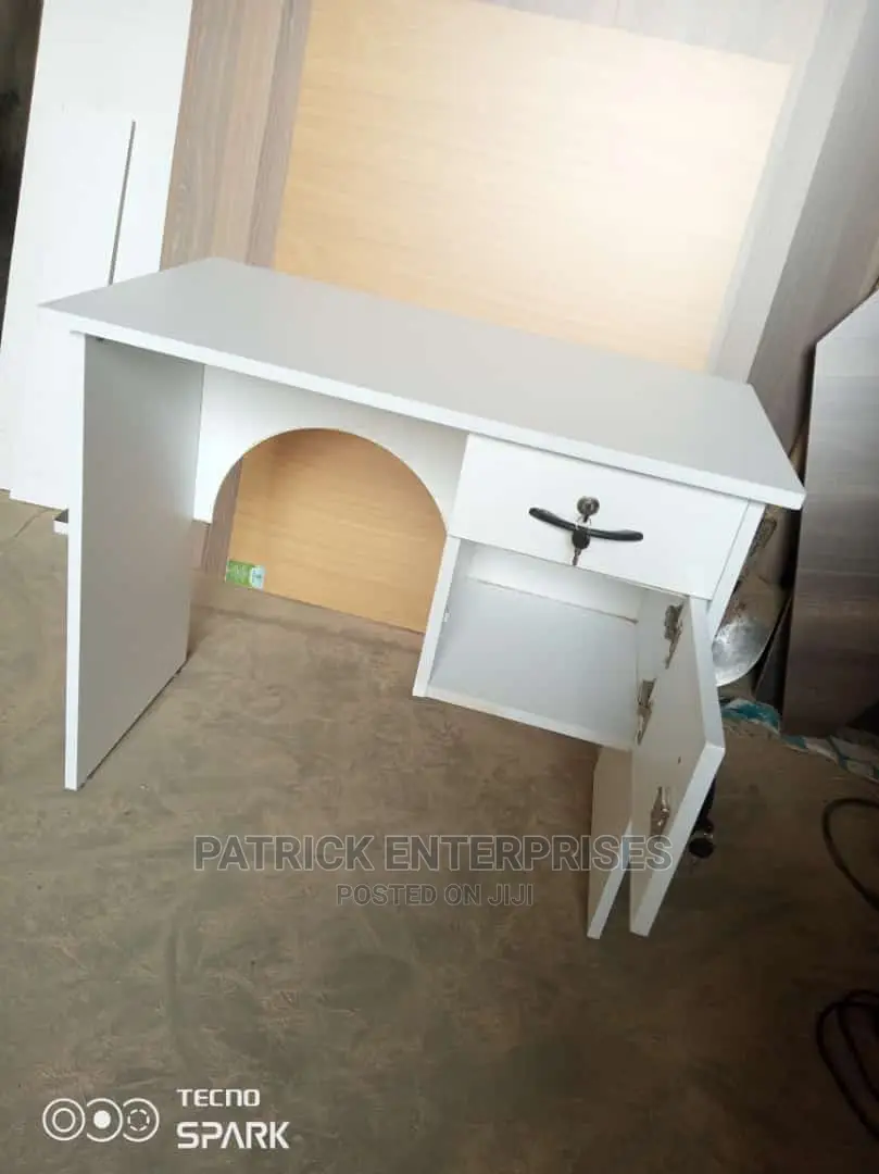 Morden Manicure Desk