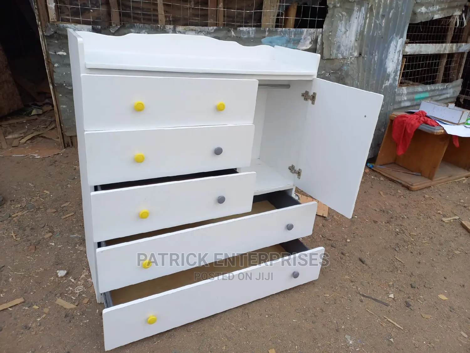 Morden Chest of Drawers 4 by 4 Fitts