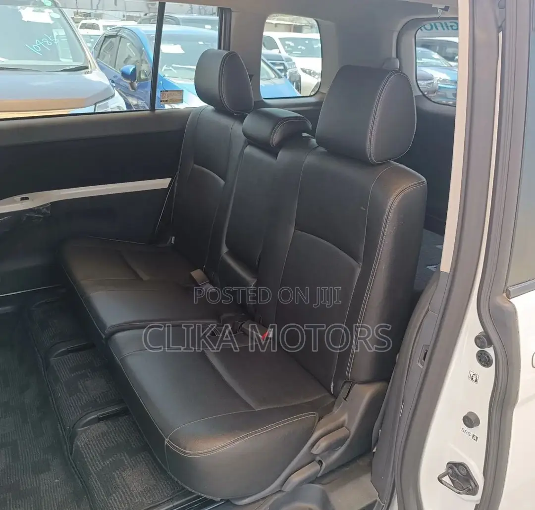 Toyota ISIS 2016 Pearl