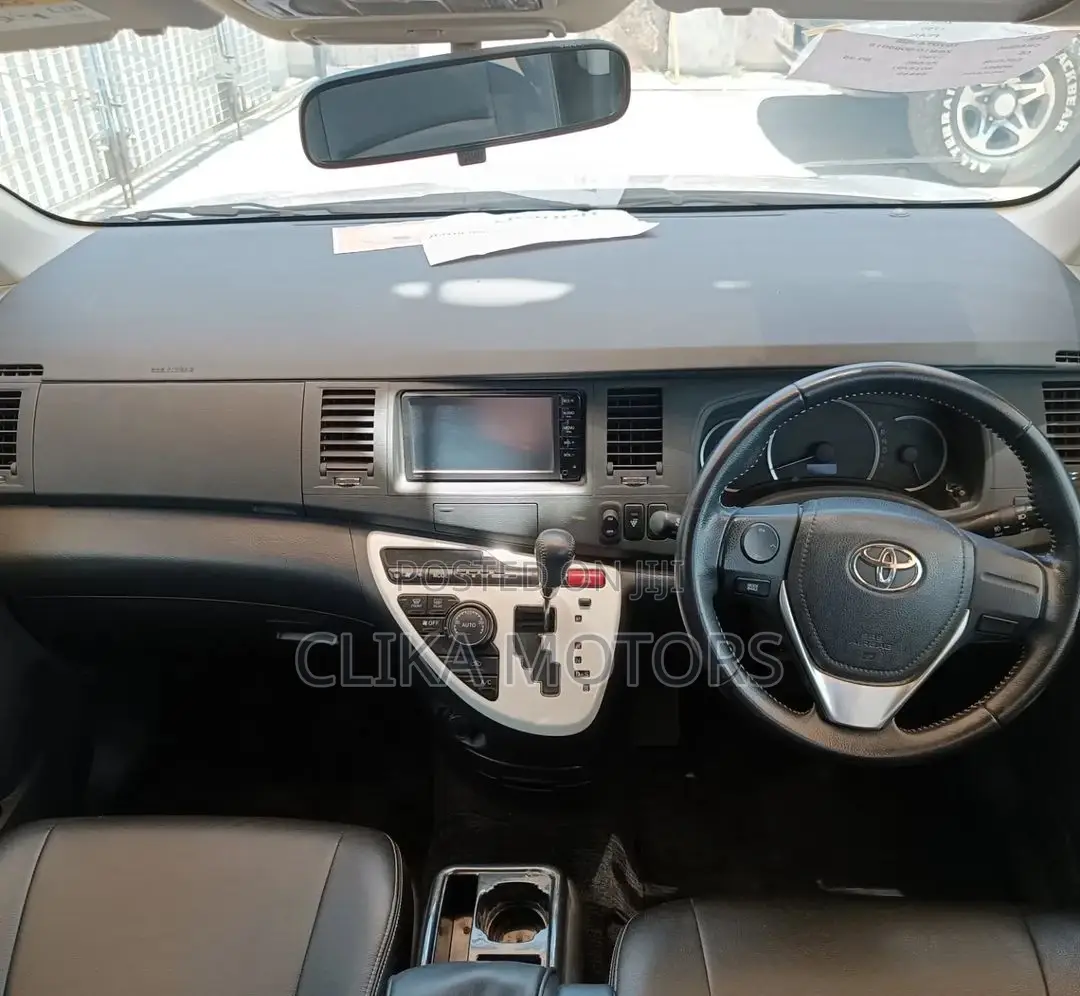 Toyota ISIS 2016 Pearl