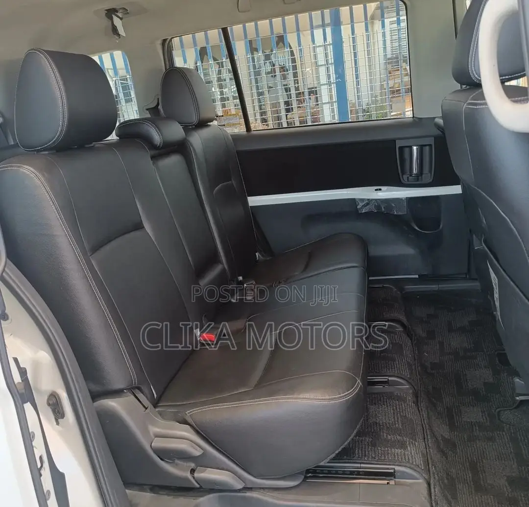 Toyota ISIS 2016 Pearl