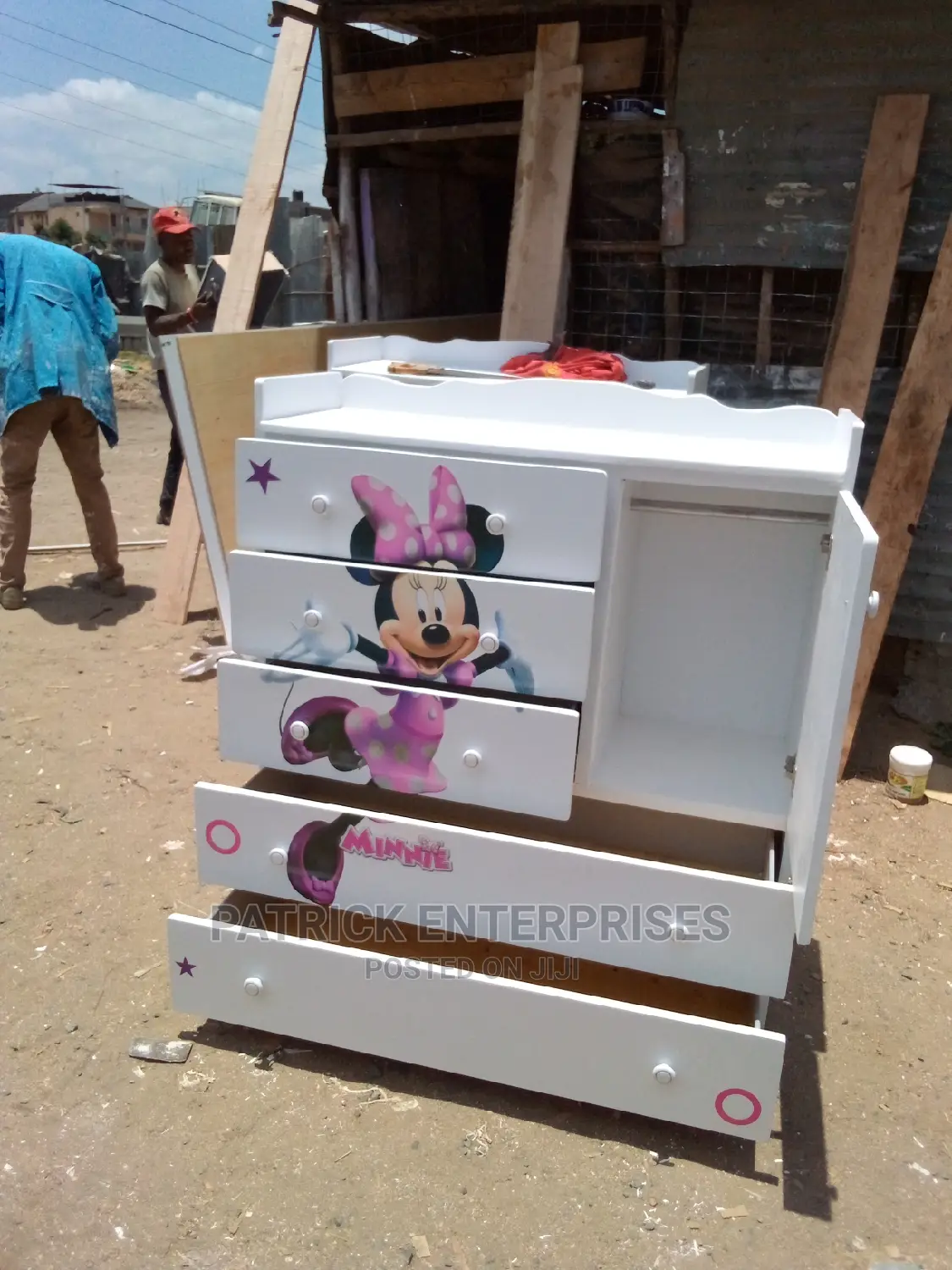 Morden Chest of Drawers 4 by 4 Fitts