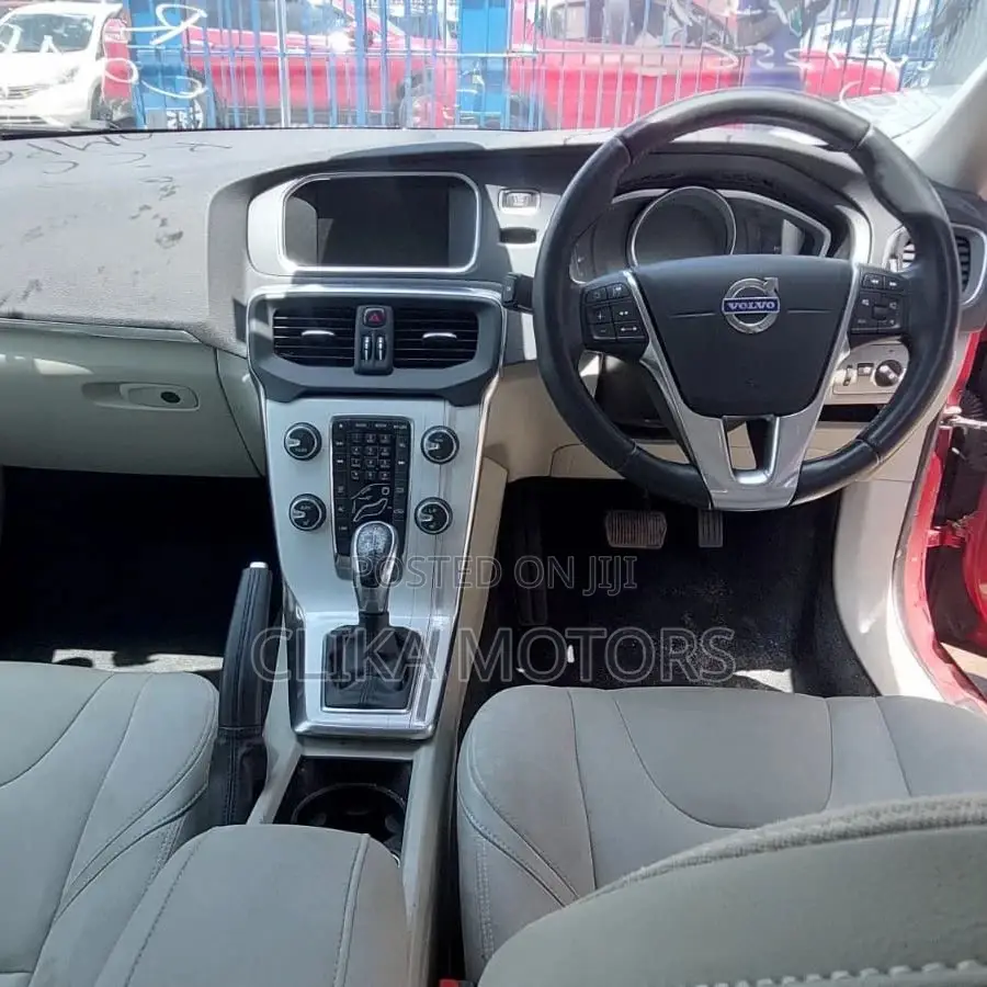 Volvo V40 2016 Red