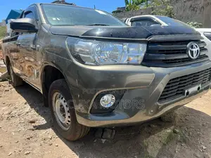 Toyota Hilux 2016 Gray