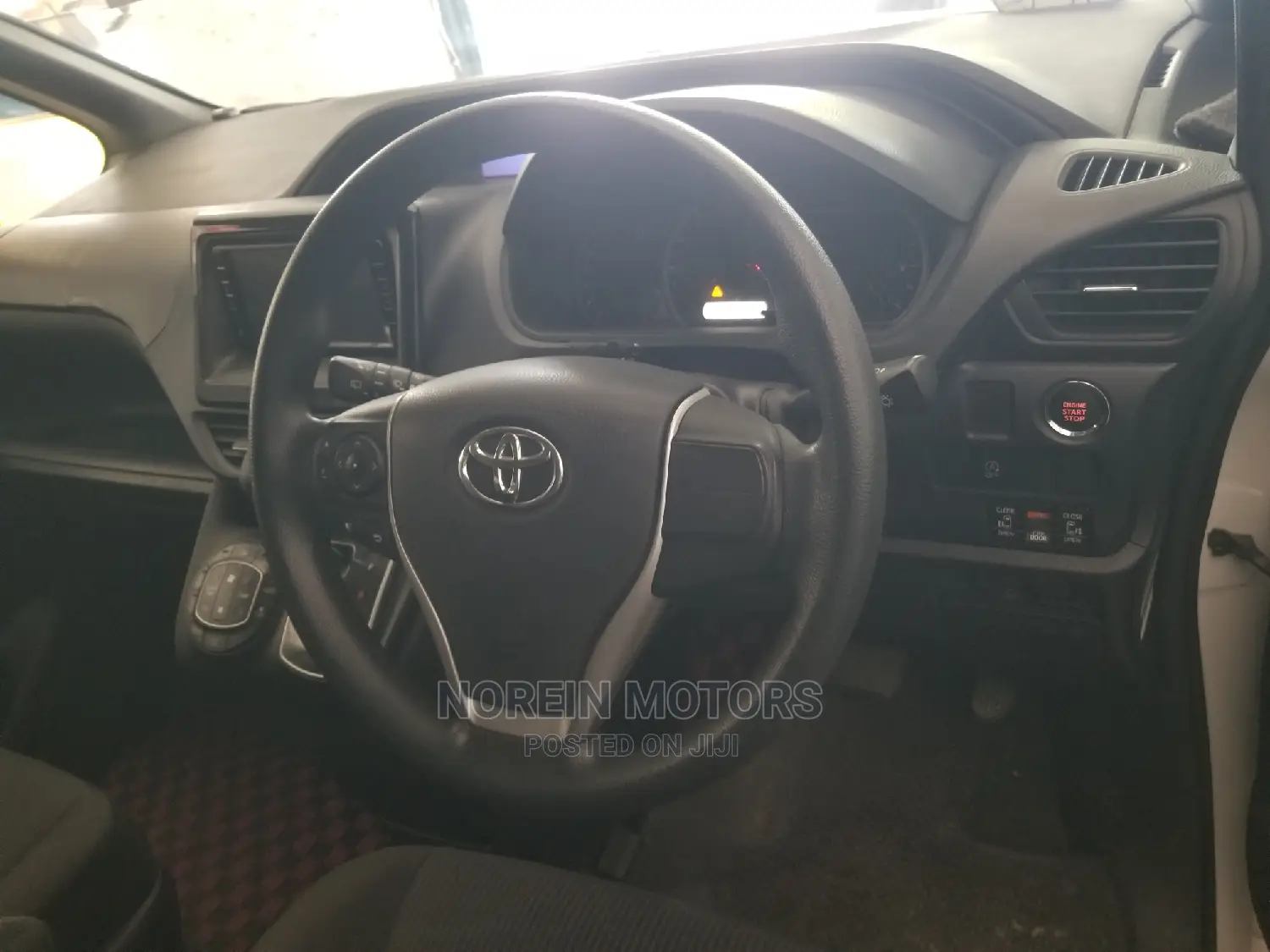 Toyota Noah 1.8 FWD Hybrid (7 Seater) 2015 White