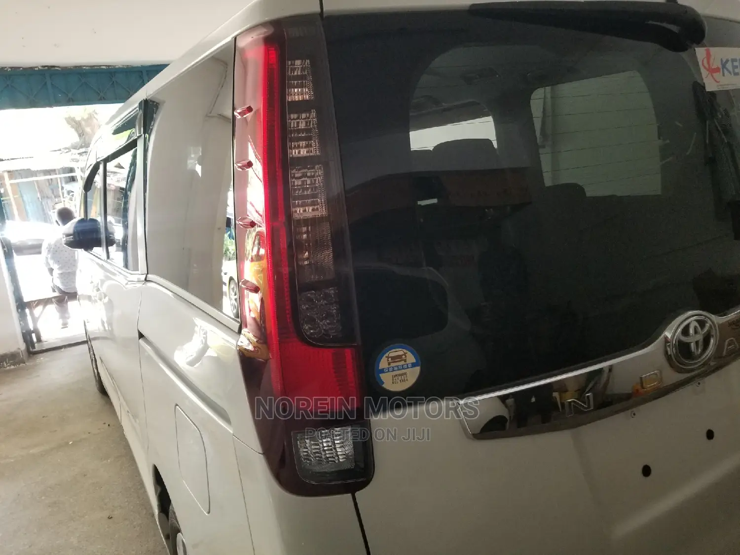 Toyota Noah 1.8 FWD Hybrid (7 Seater) 2015 White