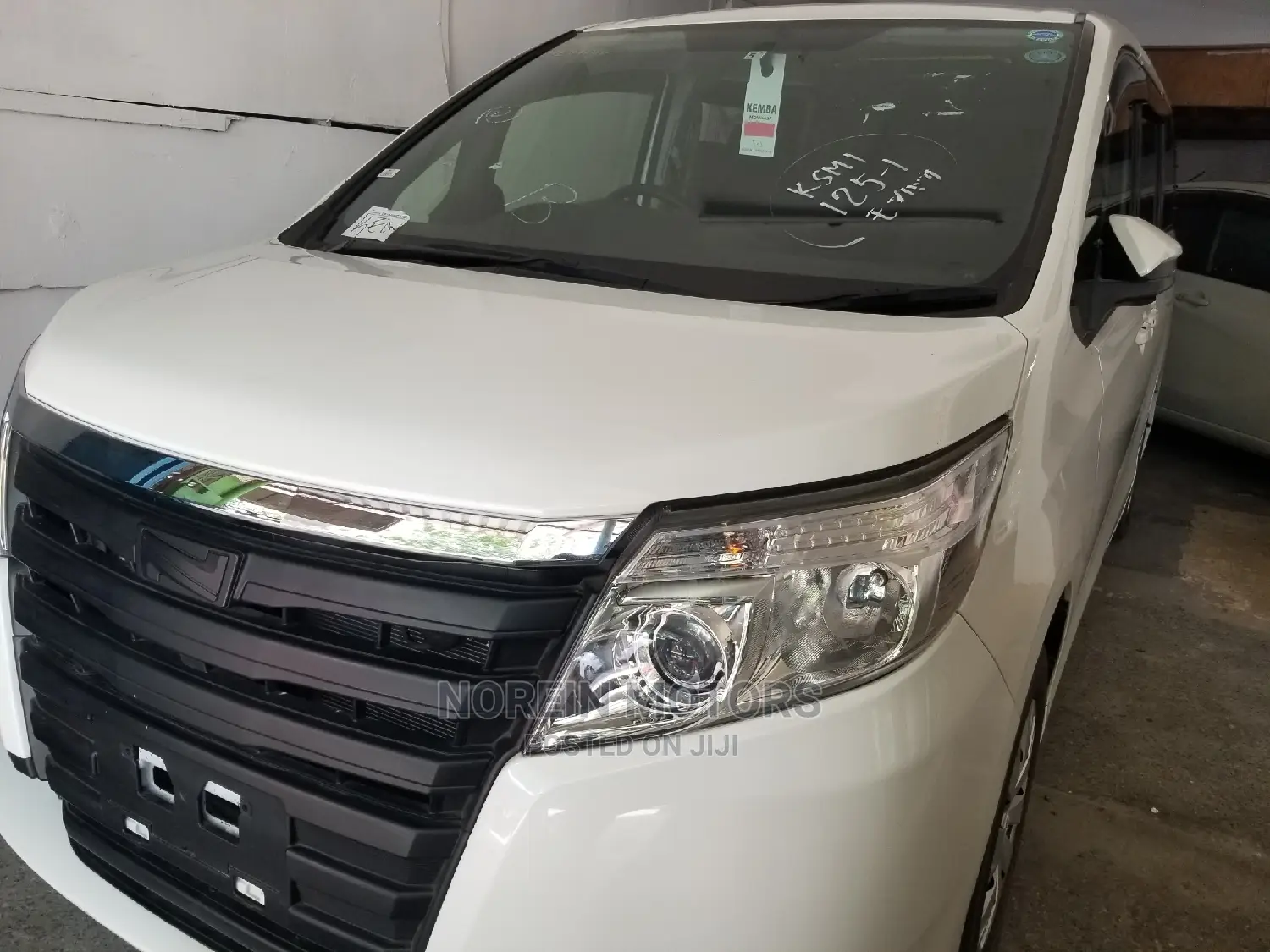 Toyota Noah 1.8 FWD Hybrid (7 Seater) 2015 White