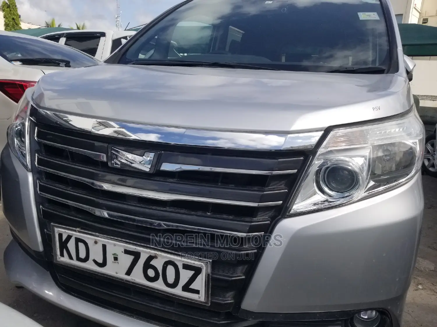Toyota Noah 2.0 AWD (8 Seater) 2015 Silver