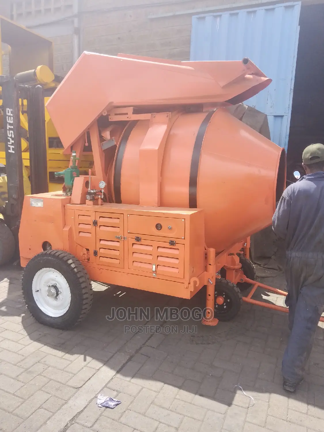 Self Loading Concrete Mixer .