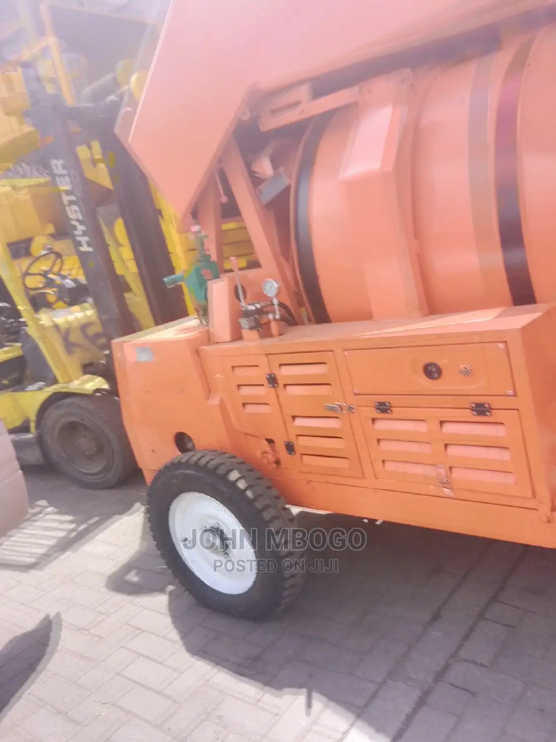 Self Loading Concrete Mixer .