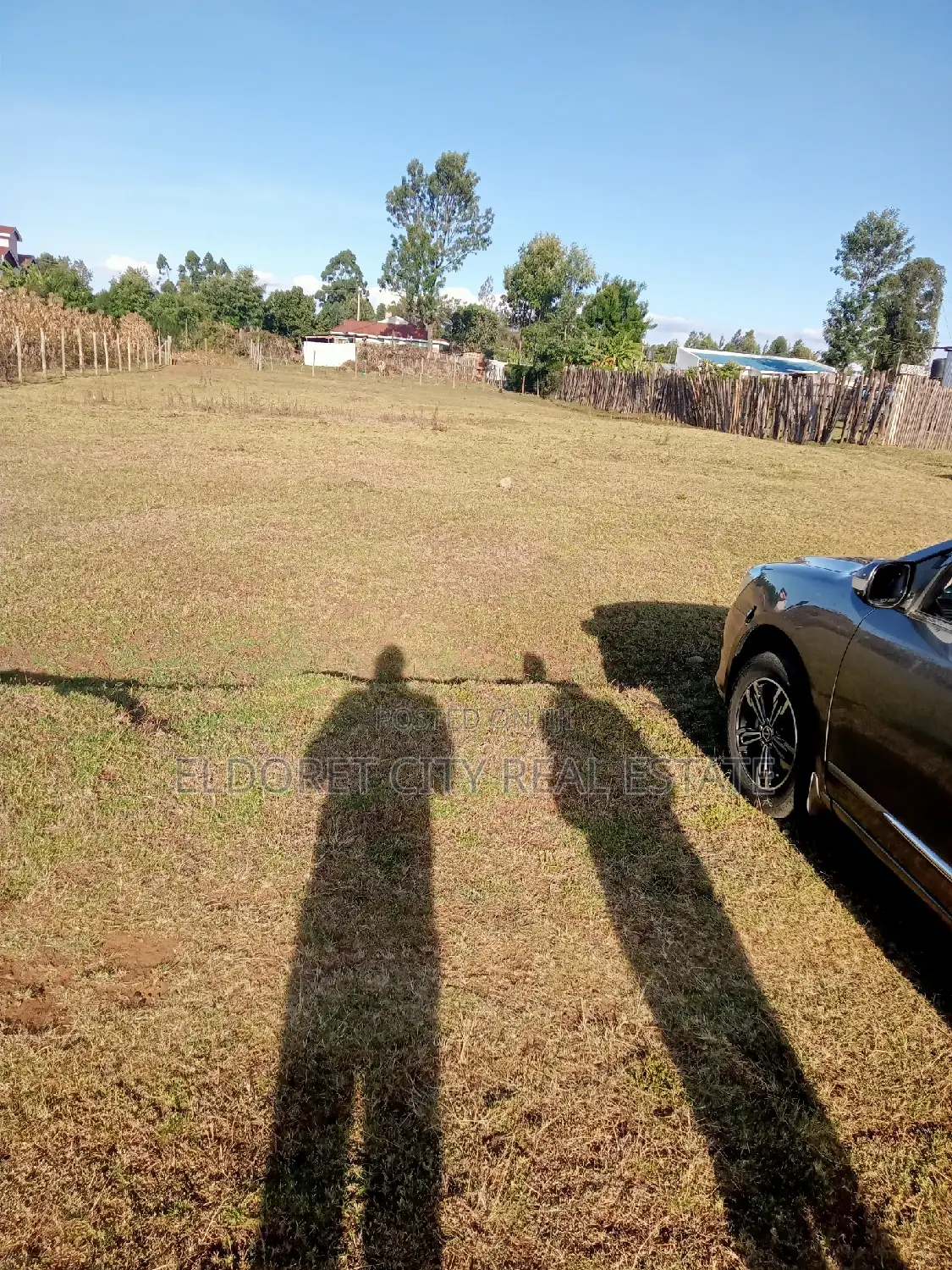 1/4 Plot Outspan Touching Tarmac Highway.