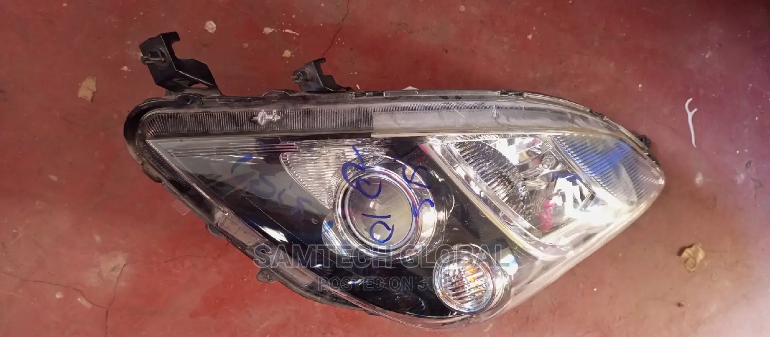 Toyota Isis 2010 Headlight