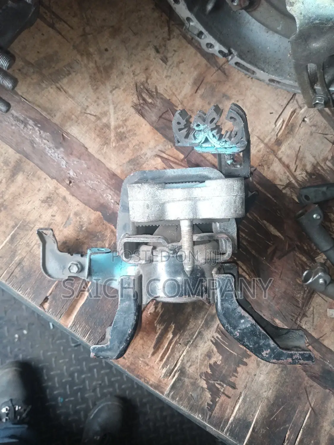 2AZ Engine Mount