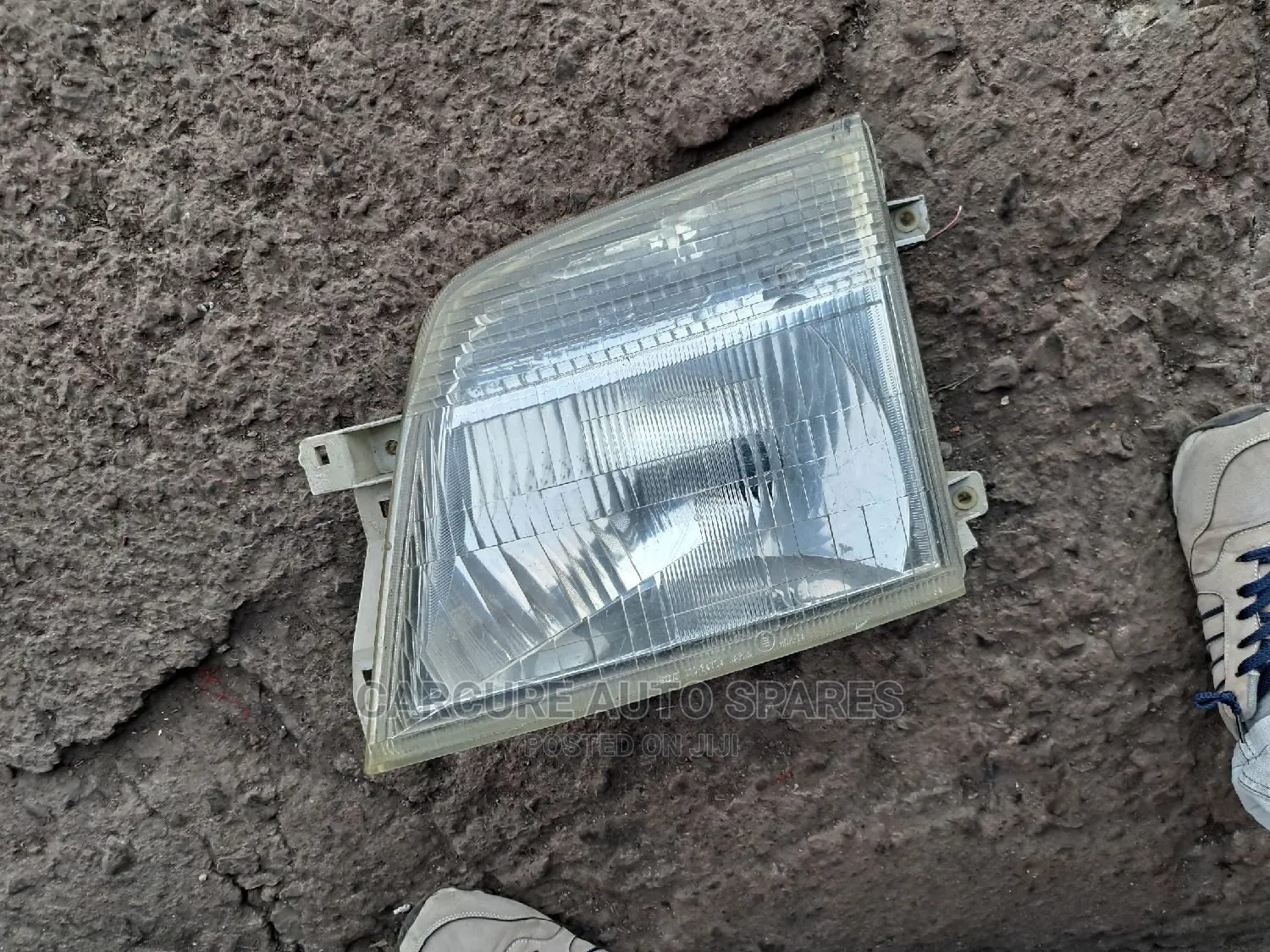 Nissan Caravan E25 Headlight