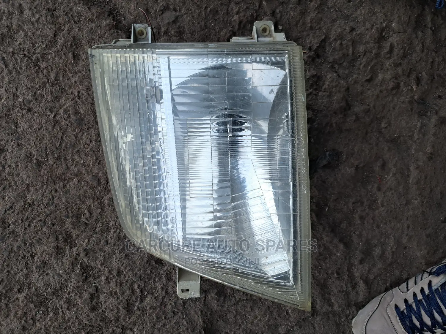 Nissan Caravan E25 Headlight