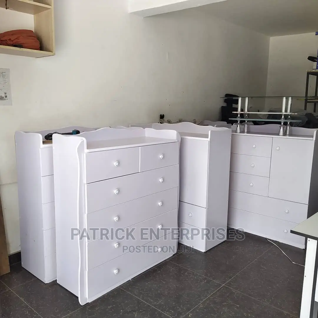 Morden Chest of Drawers 4 by 4 Fitts