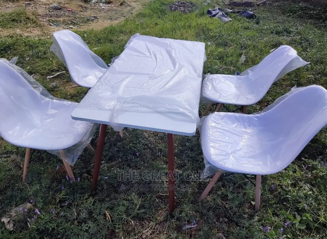 Eames Table and 4 Chairs