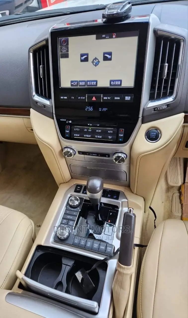 Toyota Land Cruiser 4.6 V8 ZX 2017 White