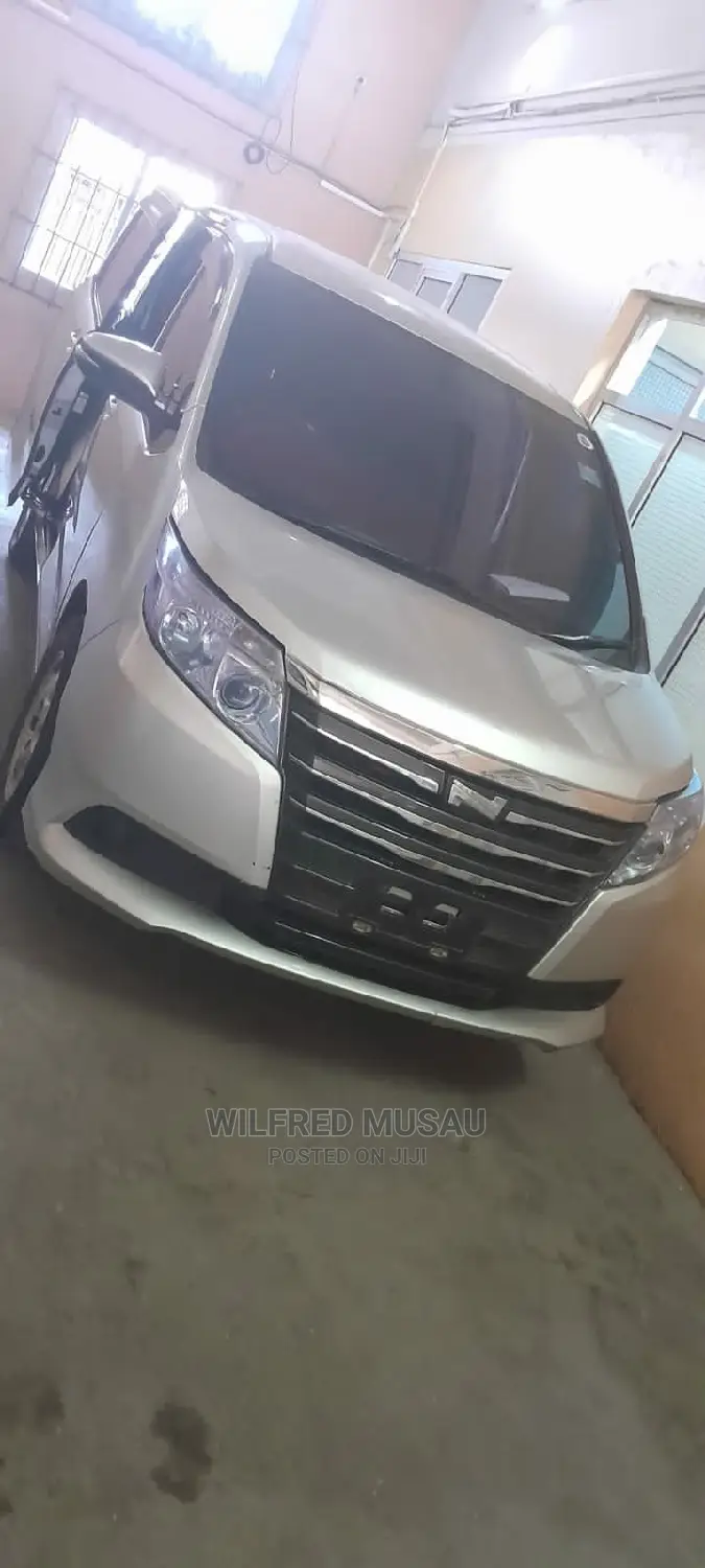 Toyota Noah 2014 Silver