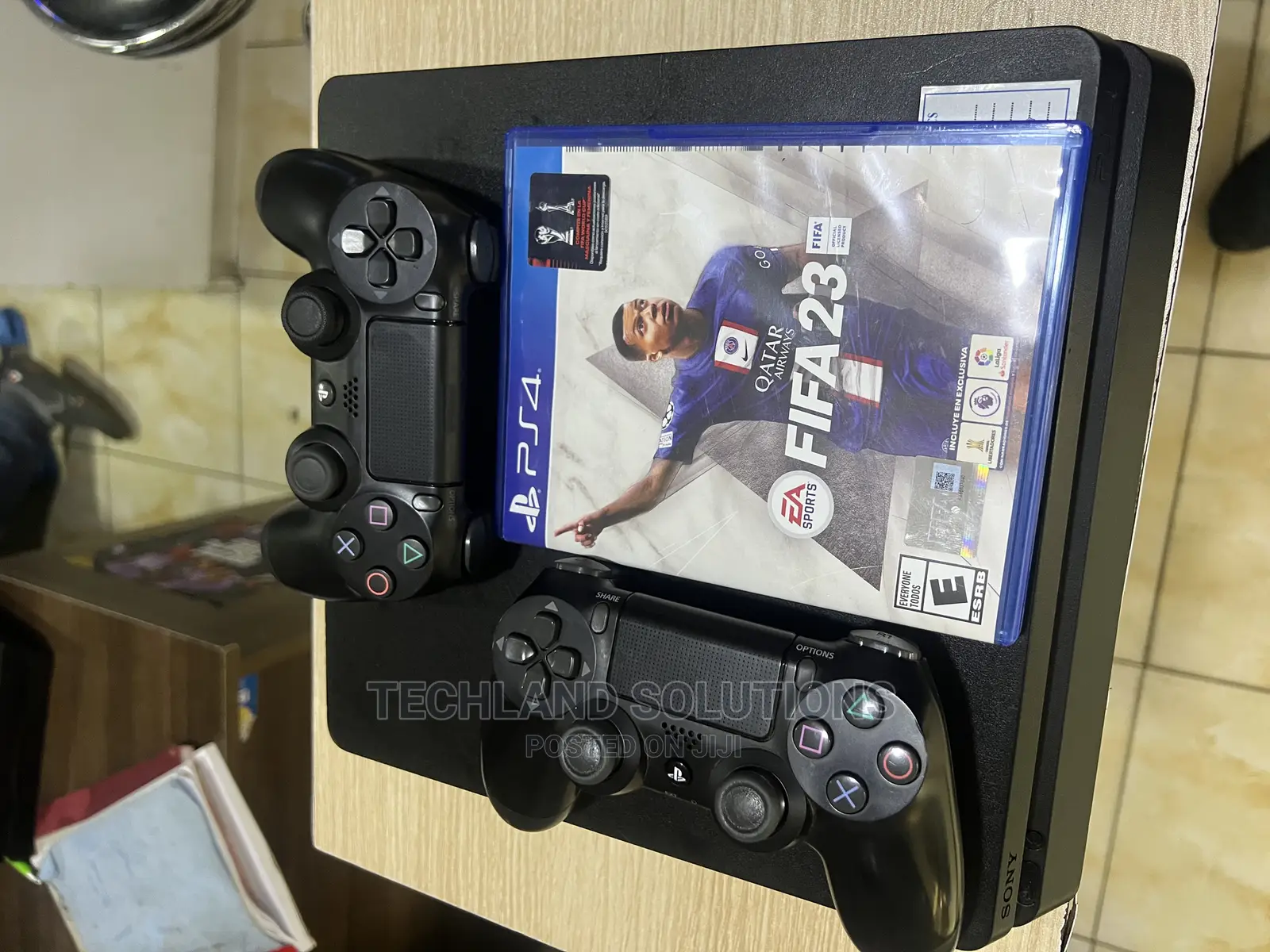 PS 4 Slim , 2 Pads , Fifa23