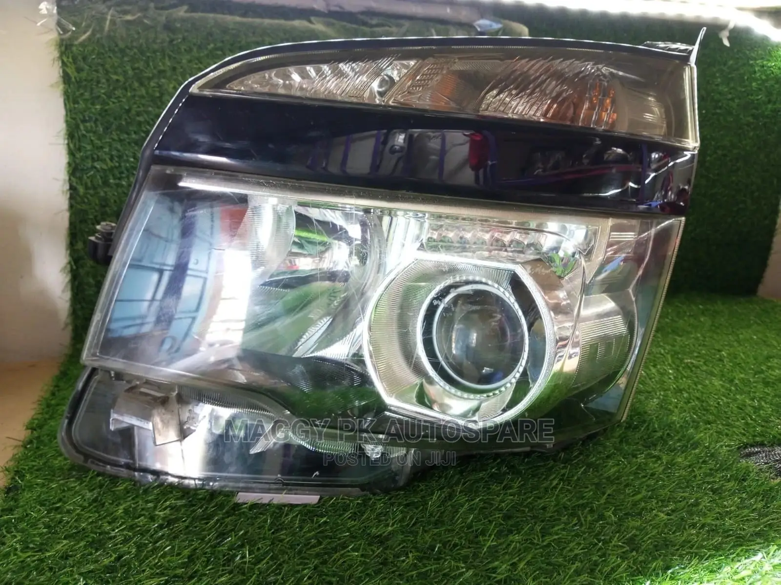 Headlight - Toyota Voxy 2012 Xenon