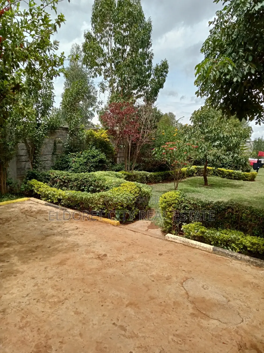1/4 Plot Maili Nne Less Than 1km From Tarmac