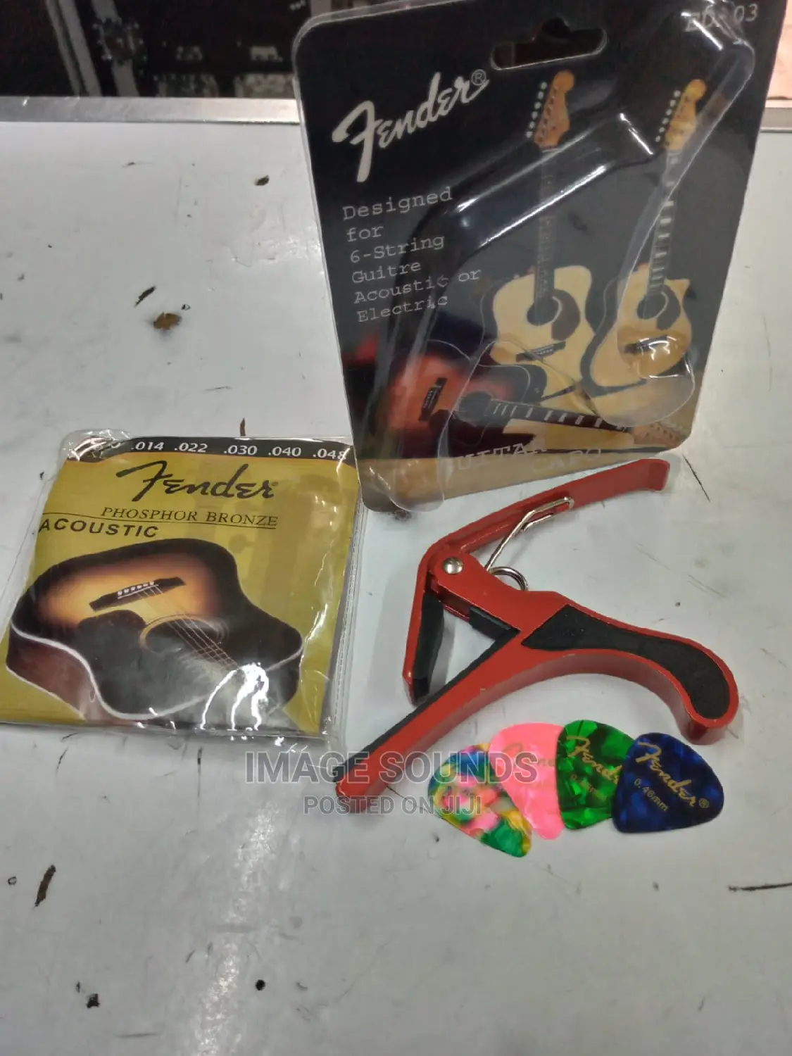 Guitar Capi With Strings and 4 Picks