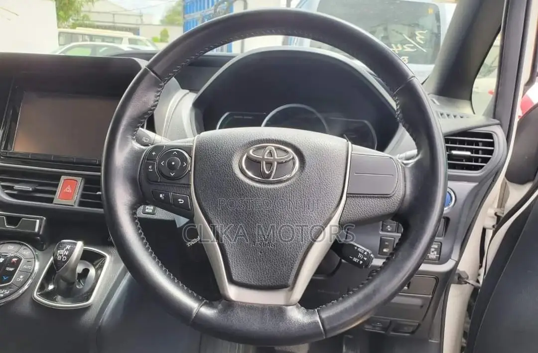 Toyota Noah 1.8 FWD Hybrid (7 Seater) 2016 White