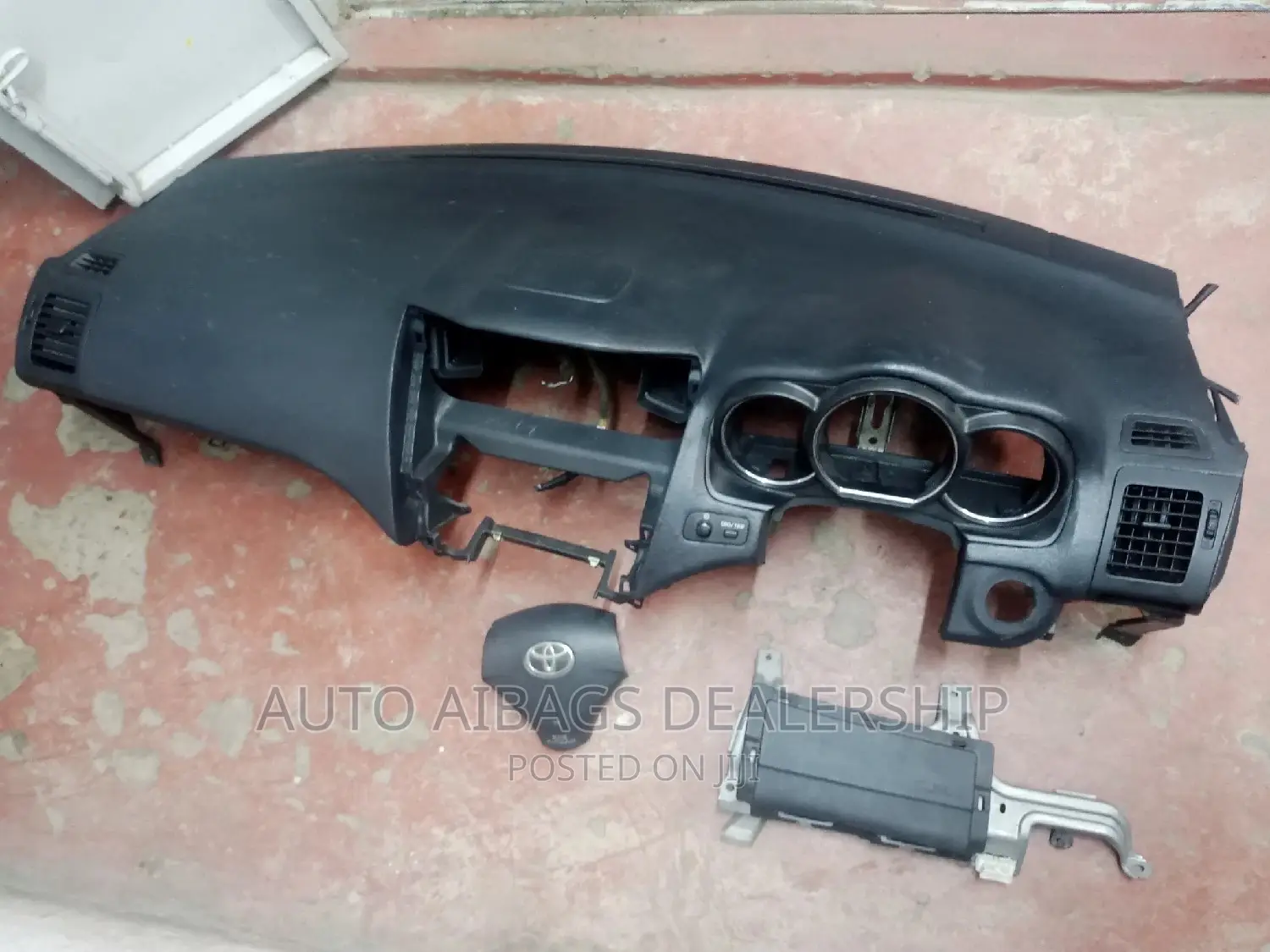 Harrier 240 Dashboard Knee Airbag and Stearing Airbag.