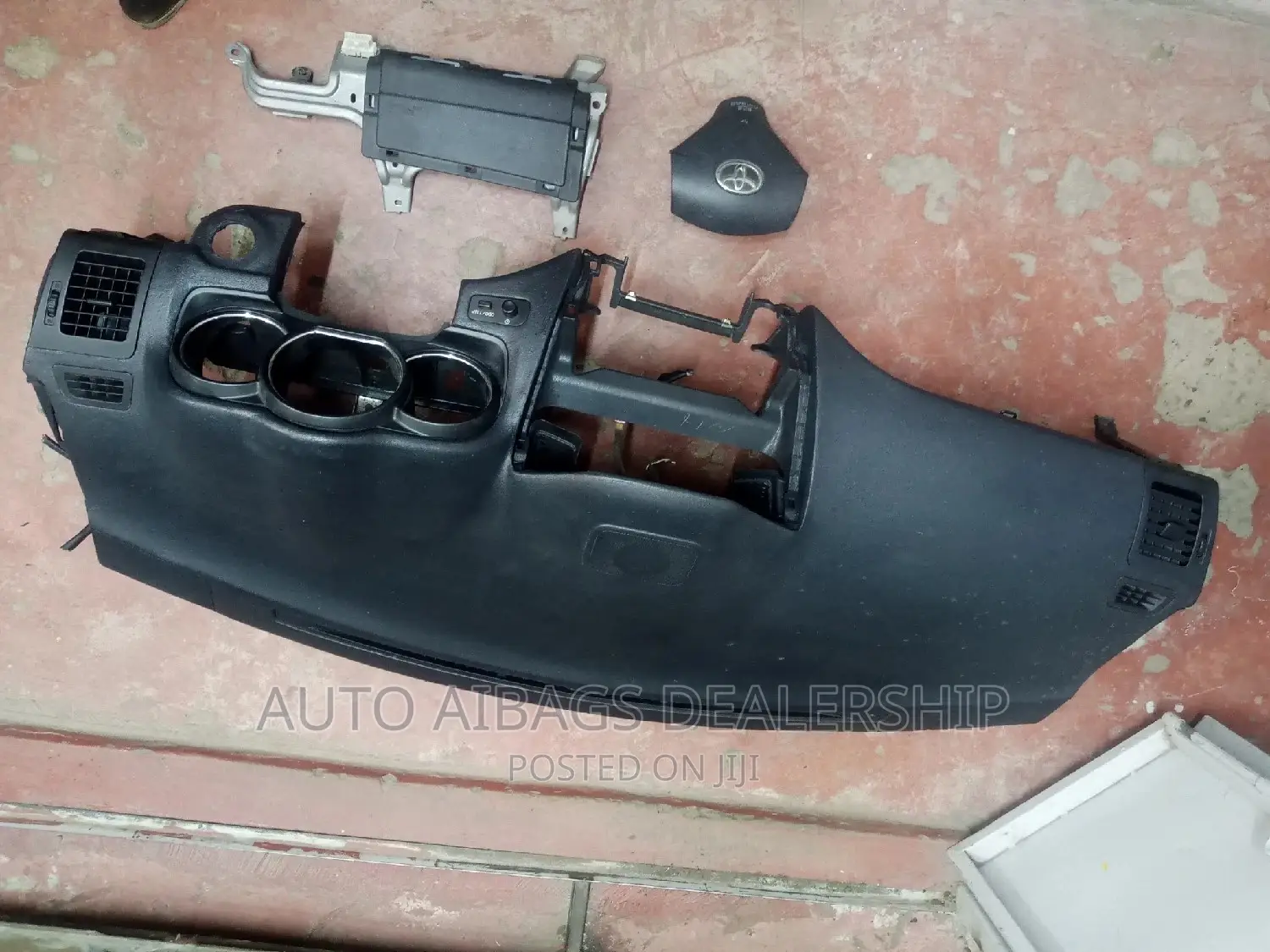 Harrier 240 Dashboard Knee Airbag and Stearing Airbag.