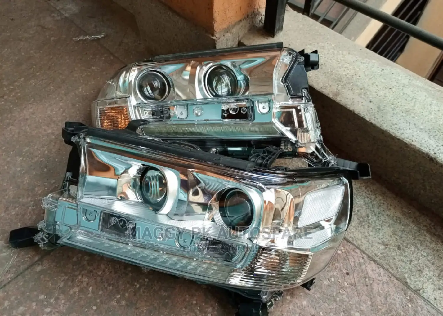 Land Cruiser V8 2017 Headlight