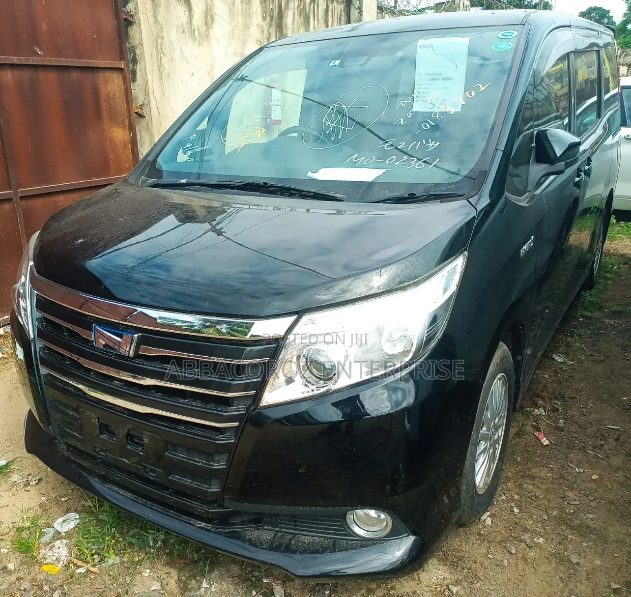 Toyota Noah 1.8 FWD Hybrid (7 seater) 2016 Black