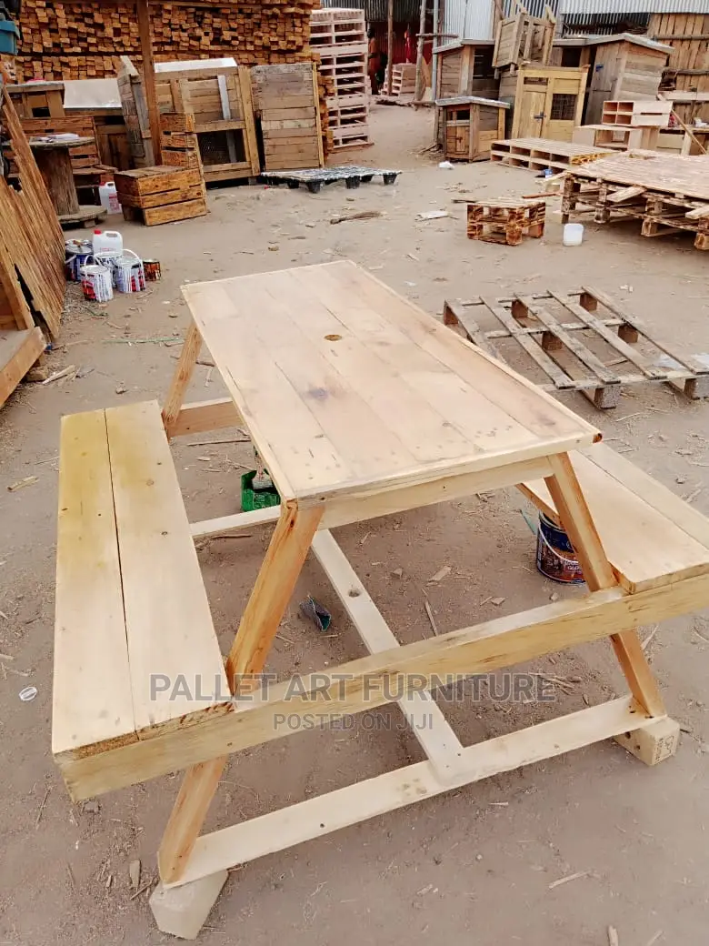 Pallet Hotel Table