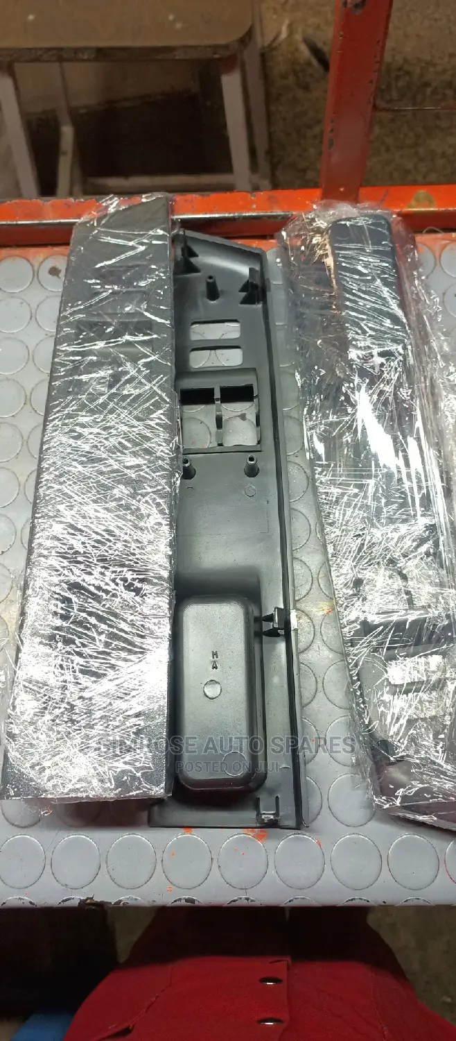 Toyota Vitz/Jewela Main Door Switch Cover/Panel.