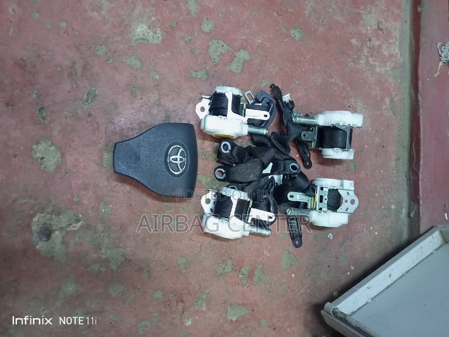 Toyota Noah 2018 Safety Belts and Steering Airbags