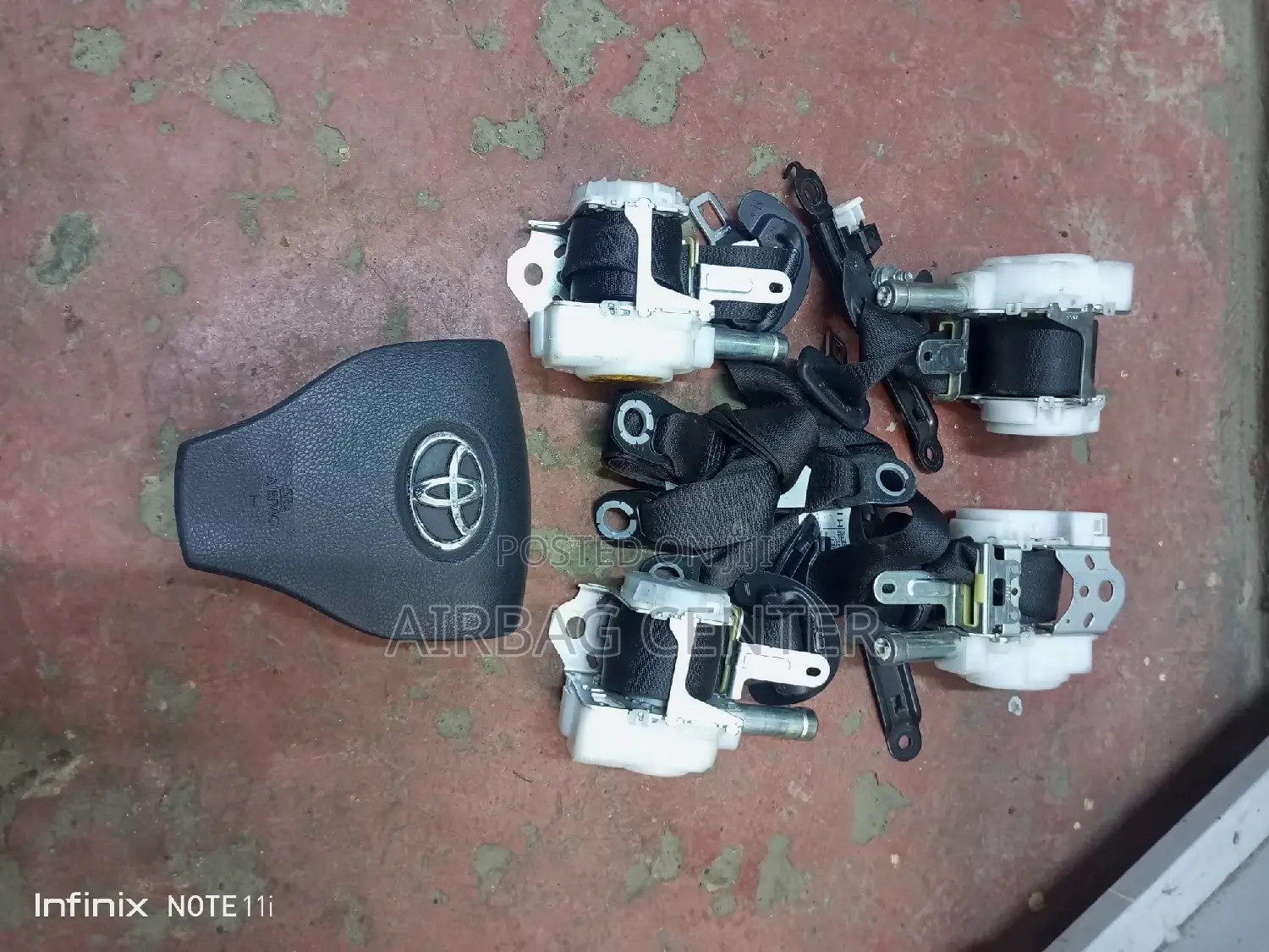 Toyota Noah 2018 Safety Belts and Steering Airbags