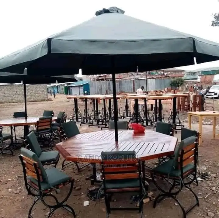 8 Seater Padded Garden Set With an Umbrella