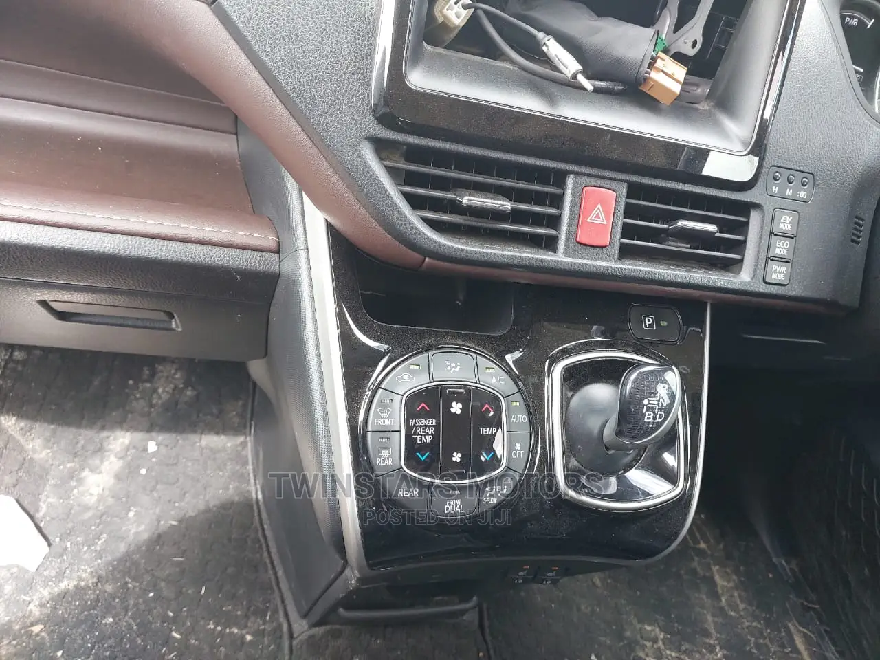Toyota Esquire 1.8 FWD Hybrid (7 seater) 2017 Black