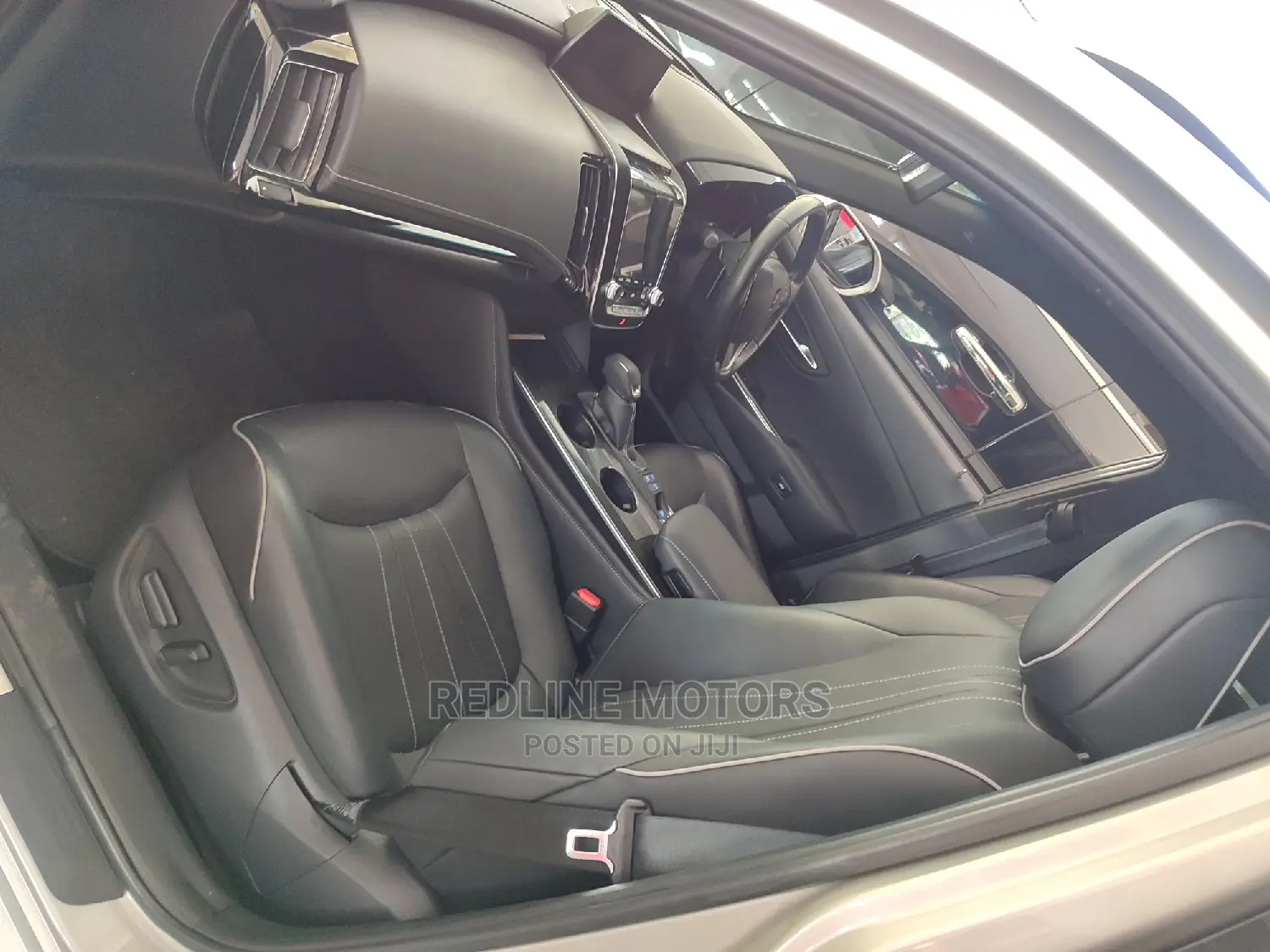 Toyota Crown 2017 Silver