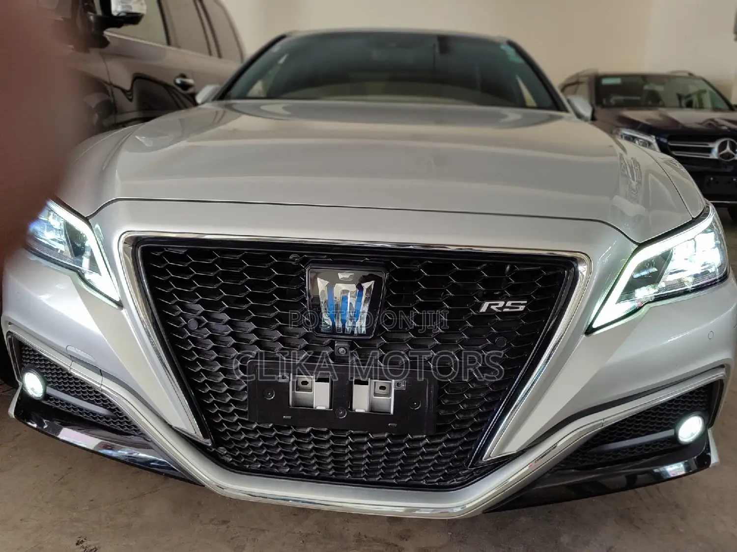 Toyota Crown 2017 Silver
