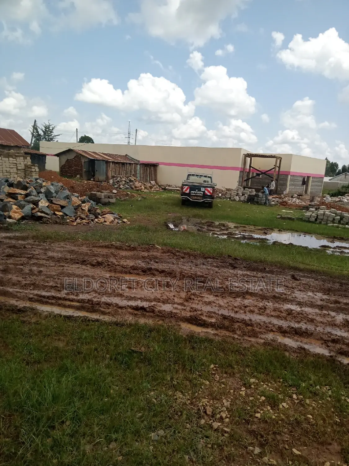 1/8 Plots Langas Less Than 200metres From Tarmac