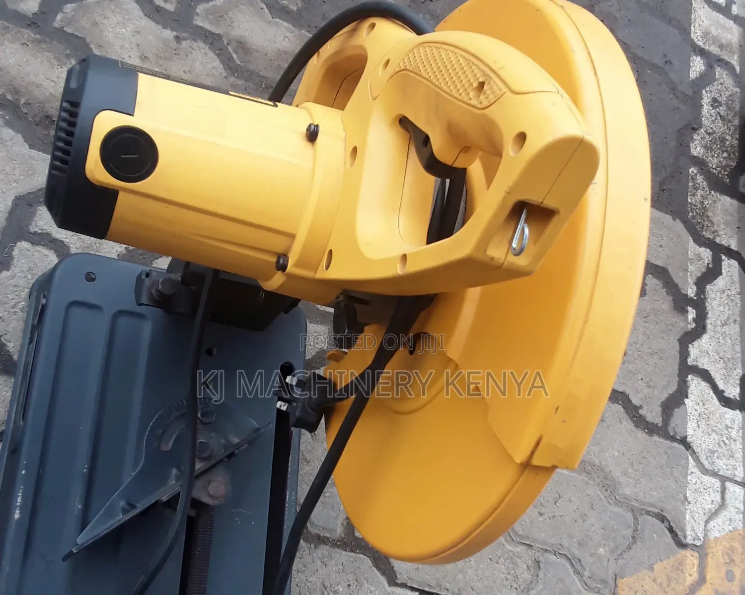 Cut of Saw Dewalt_machine