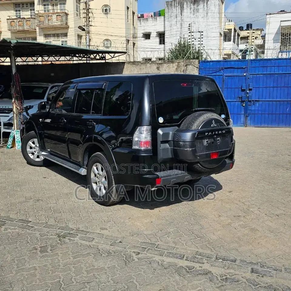 Mitsubishi Pajero V90 2.8 GL 2016 Black
